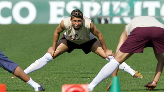 Cristiano Ronaldo memulai karier profesional bersama Sporting Lisbon pada 2002.