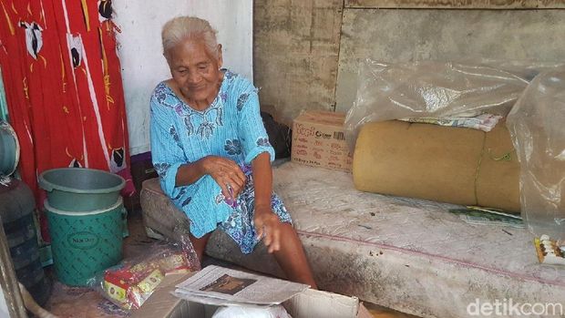 Kisah Nenek Wati Hidup Sebatang Kara di Pinggir Rel Kota Serang