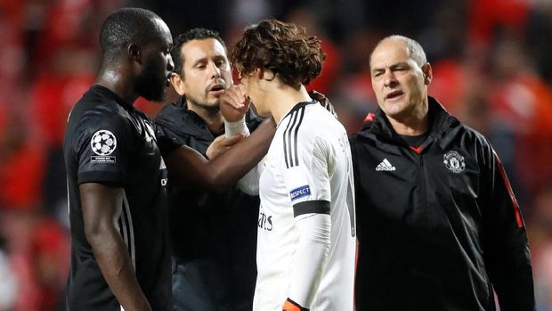 Mile Svilar dihibur Romelu Lukaku usai Benfica melawan Manchester United.