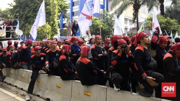 Massa gabungan mahasiswa dan buruh melakukan aksi demo 3 tahun kepemimpinan Jokowi-JK di depa istana negara, Jumat (20/10).