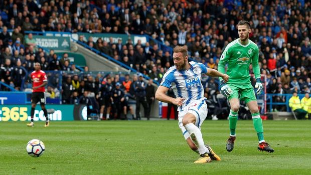 Laurent Depoitre membobol gawang David de Gea untuk kali kedua di Stadion John Smith, Sabtu (21/10).