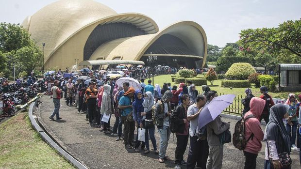 Keong Mas, salah satu wahana dalam Taman Mini Indonesia Indah (TMII) yang digagas Tien Soeharto.