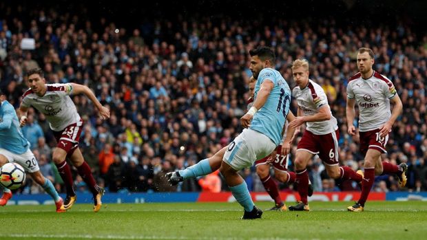 Sergio Aguero mencetak gol pembuka bagi Manchester City ketika mengalahkan Burnley di pekan kesembilan Liga Primer Inggris 2017/2018.