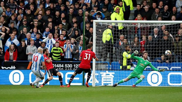 Aaron Mooy membobol gawang David de Gea yang membuat Huddersfield Town sebagai klub pertama yang mengalahkan MU musim ini.