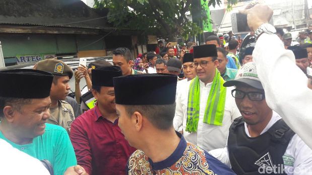 Berbaju Koko, Anies Hadiri Haul KH Muhammad Mansur di Jembatan Lima