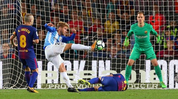 Malaga yang minim penguasaan bola sesekali menghadirkan ancaman ke gawang Barcelona yang dikawan Marc Andre ter Stegen.