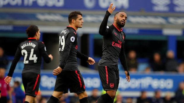 Alexandre Lacazette mencetak gol ketiga Arsenal ke gawang Everton.