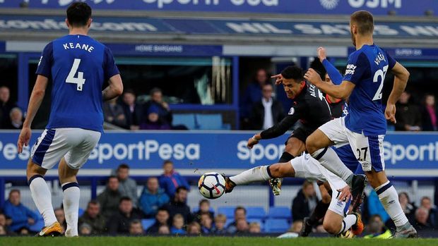 Alexis Sanchez mencetak gol pertamanya bersama Arsenal di Liga Primer musim ini.