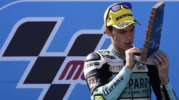 Joan Mir mengalahkan Romano Fenati dalam perebutan gelar juara dunia Moto3.