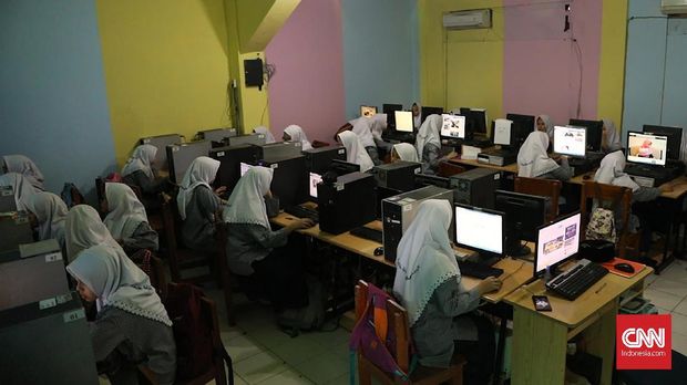 Corak milenial santri lainnya, mereka connected (terhubung) dengan santri lainnya dari ponpes dan kota berbeda.