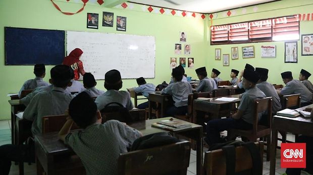Internet atau media sosial, pada titik tertentu ikut membantu meningkatkan kesadaran santri dari yang awalnya ‘terkungkung’ hanya pada lingkungan pesantren, menjadi kesadaran yang lebih kosmopolit atau mendunia.