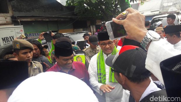 Berbaju Koko, Anies Hadiri Haul KH Muhammad Mansur di Jembatan Lima