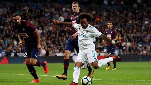 Marcelo yang masuk di babak kedua berhasil menambah gol Real Madrid ketika menjamu Eibar, Minggu (22/10).