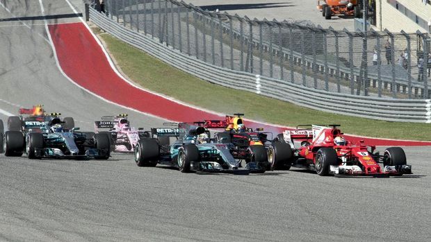 Persaingan ketat antara Lewis Hamilton dan Sebastian Vettel di permulaan balapan mewarnai GP Amerika Serikat, Minggu (22/10) waktu setempat.