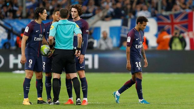 Neymar tak mampu mengendalikan emosi setelah kerap diincar para pemain Marseille. (