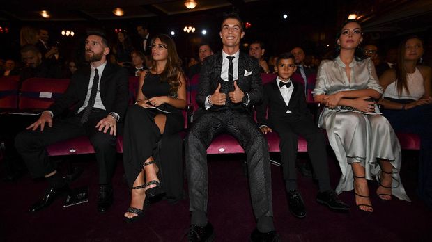 Lionel Messi duduk sebaris dengan Cristiano Ronaldo pada ajang penghargaan The Best FIFA. (