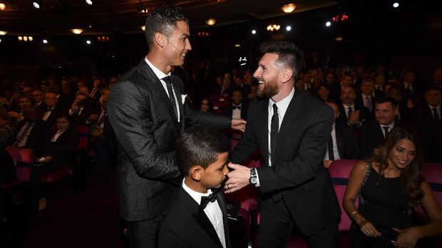 Cristiano Ronaldo dan Lionel Messi terus mendominasi trofi pemain terbaik dunia.