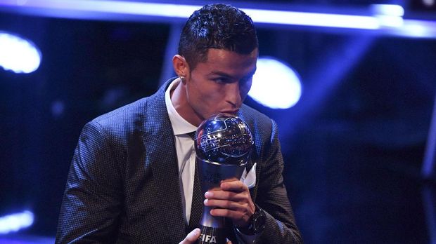 Cristiano Ronaldo saat menerima penghargaan pemain terbaik FIFA. (