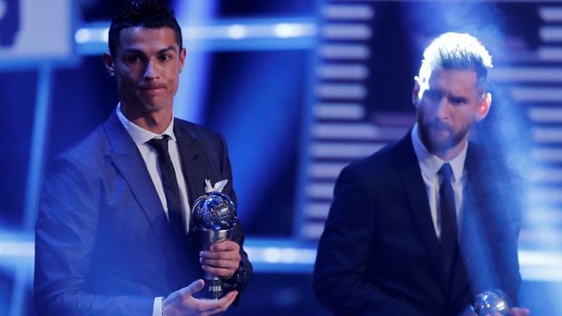 Cristiano Ronaldo memenangkan penghargaan pemain terbaik FIFA dengan meraih 43 persen suara. (