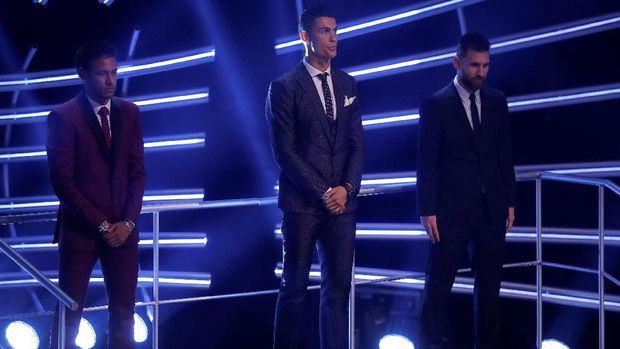 Cristiano Ronaldo mengalahkan Lionel Messi dan Neymar meraih penghargaan pemain terbaik FIFA. (