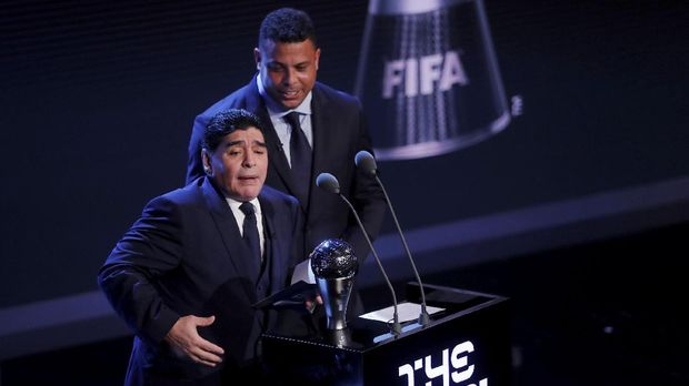 Diego Armando Maradona mendapat kehormatan menyerahkan penghargaan pemain terbaik FIFA 2017. (