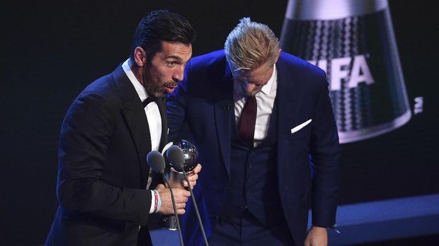 Gianluigi Buffon mendapat gelar kiper terbaik FIFA 2017 pada usia 39 tahun.