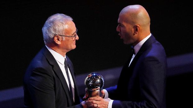 Zinedine Zidane meraih penghargaan pelatih terbaik FIFA 2017 mengalahkan Massimiliano Allegri dan Antonio Conte. (