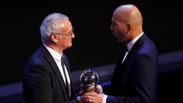 Claudio Ranieri memberikan penghargaan pelatih terbaik versi FIFA tahun 2017 kepada Zinedine Zidane.