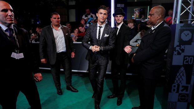 Cristiano Ronaldo mempertahankan gelar individu pada penghargaan pemain terbaik FIFA.