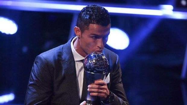 Cristiano Ronaldo meraih penghargaan pemain terbaik FIFA 2017. (