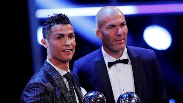 Cristiano Ronaldo dan Zinedine Zidane terpilih sebagai pemain serta pelatih terbaik FIFA 2017. (
