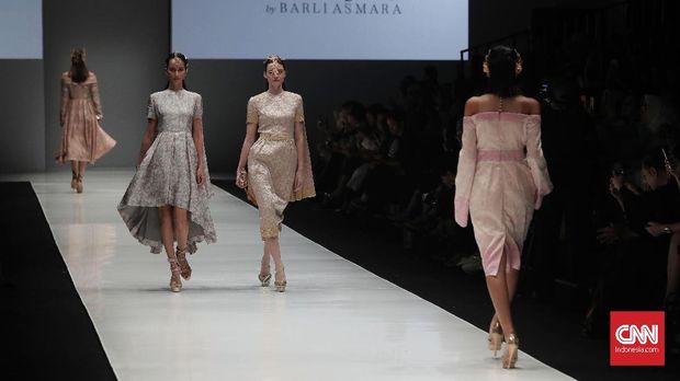 Barli mengolah kain Jambi sebagai gaun malam