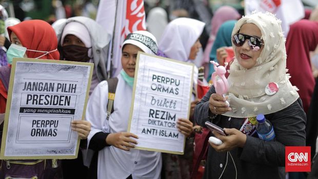 Peserta Aksi 2410 berunjuk rasa menolak Perppu Ormas di Gedung DPR, Jakarta, Selasa (24/10).