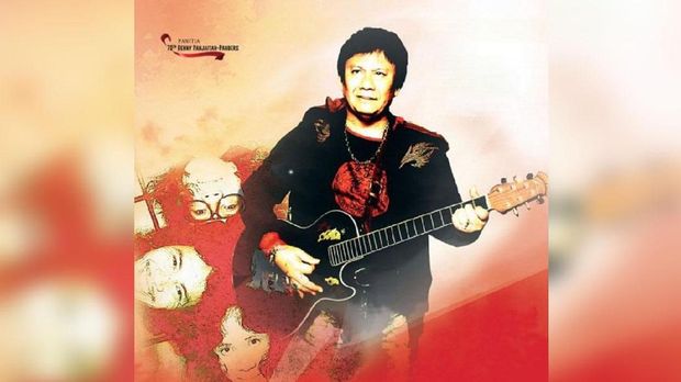 Benny Panjaitan memegang gitar, menyanyi dan menulis lagu.