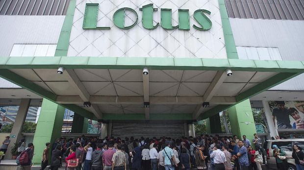 Gerai pusat perbelanjaan Lotus tutup karena menangkap sinyal perubahan pola berbelanja masyarakat.