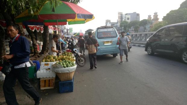 PKL ini terdiri dari penjual baju, buah-buahan, makanan, minuman, aksesoris dan lainnya.