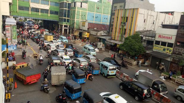 Tidak tampak petugas dari Dishub, Satpol PP, maupun kepolisian, yang berjaga di lokasi.