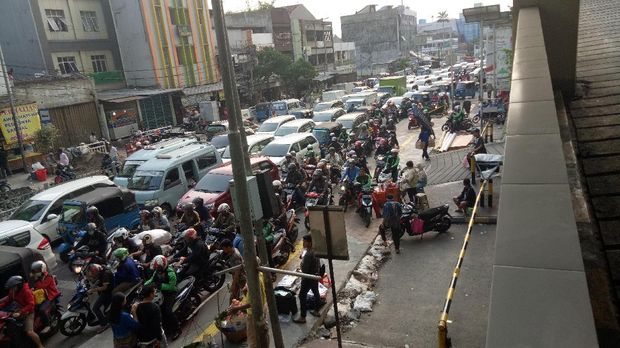 Pedagang kaki lima di sepanjang jalan menyebabkan kemacetan yang cukup parah.