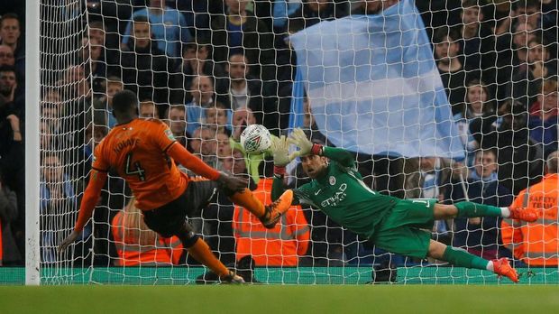 Claudio Bravo membuat banyak penyelamatan gemilang, termasuk dua tendangan penalti pemain Wolverhampton. (