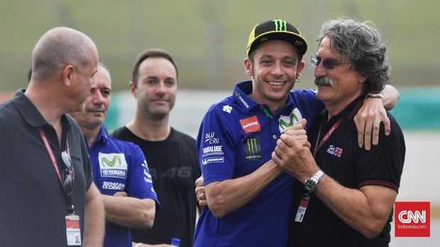 Valentino Rossi berpelukan dengan ayah Marco Simoncelli, Paolo.