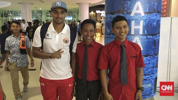 Bruno Lopes menjadi satu di antara bintang Persija Jakarta yang menjadi sasaran swafoto The Jakmania.