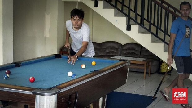 Rezaldi Hehanusa adu kebolehan di meja biliar dengan sang adik, Al Hamra Hehanusa. (
