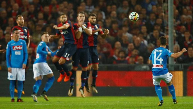 Dries Mertens menyumbang dua gol dalam kemenangan Napoli atas Genoa.