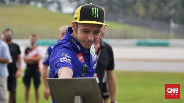Valentino Rossi memberi penghormatan untuk Marco Simoncelli jelang konferensi pers MotoGP Malaysia.