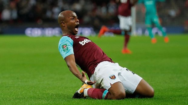 Andre Ayew mencetak dua gol yang menyentak pendukung tuan rumah di Stadion Wembley.