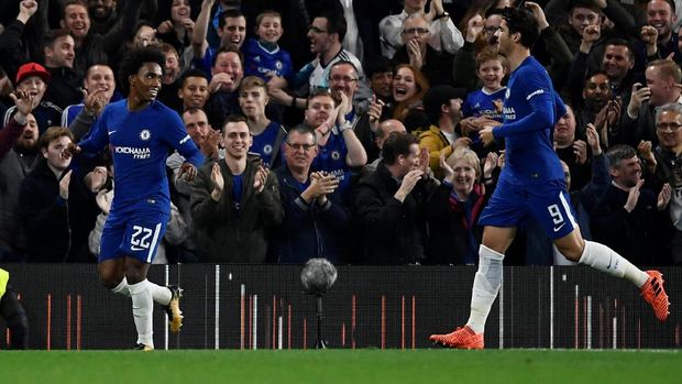 Willian (kiri) mencetak gol kedua Chelsea ke gawang Everton. (