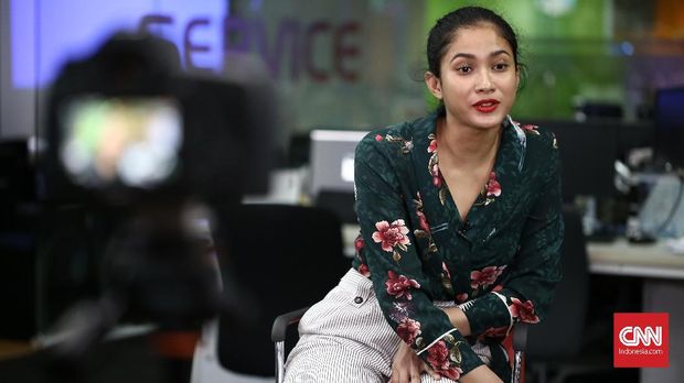 Aghniny Haque menjadi salah satu aktris di film Wiro Sableng.