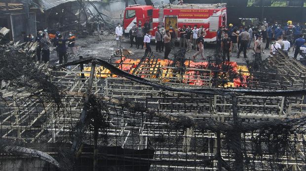 Raut Pucat Anggota Dewan Jenguk Korban Luka Kebakaran Pabrik