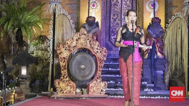Janet DeNefee membuka Ubud Writers and Readers Festival 2017, Rabu (25/10) malam.