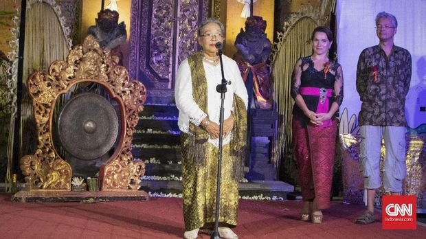 Novelis Nh Dini menerima penghargaan Lifetime Achievement Award dari Ubud Writers and Readers Festival 2017, yang dianugerahkan Janet DeNefee, Rabu (25/10) malam.